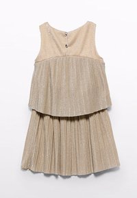 Abito plissettato in beige chiaro con un tessuto texturizzato e luccicante. Il design senza maniche presenta un corpetto a strati e una chiusura con bottoni sul retro.