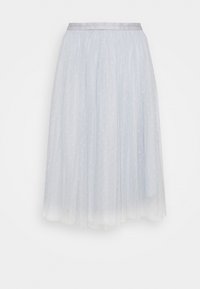 Hellblauer Tüllrock mit silbernem Taillenbund, ausgestattet mit einem strukturierten Muster aus kleinen weißen Punkten und einem fließenden Design.