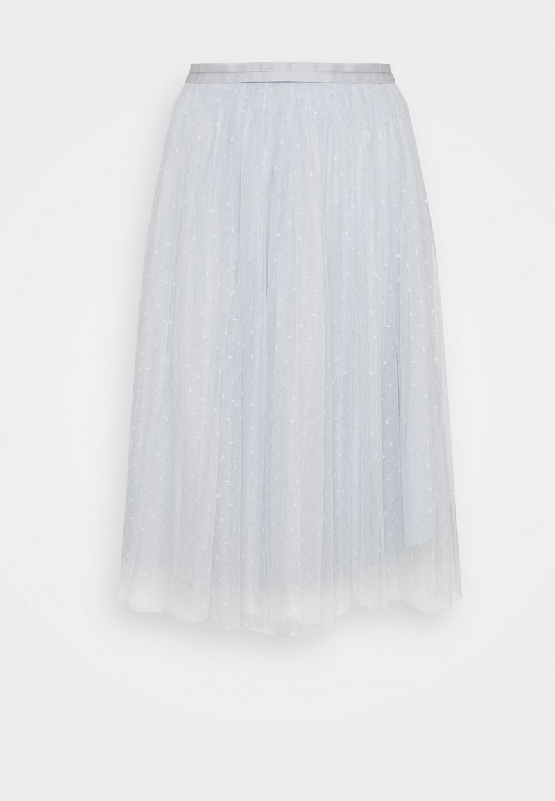 Falda de tul azul claro con una cinturilla plateada, con un patrón texturizado de pequeños puntos blancos en toda la prenda y un diseño fluido.