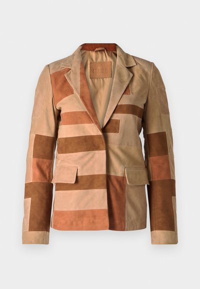 Blazer in suede con un design patchwork in tonalità di beige e marrone, con colletto a punta e due tasche frontali.