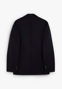 Saco navy con un diseño estructurado, solapas de pico, mangas largas y tres botones en los puños. Textura suave, detalles mínimos.