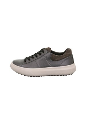 Männliche dunkelgraue Ledersneaker mit schwarzen Schnürsenkeln, braunem Velourskragen und dicker weißer Gummisohle, Seitenansicht auf weißem Hintergrund.
