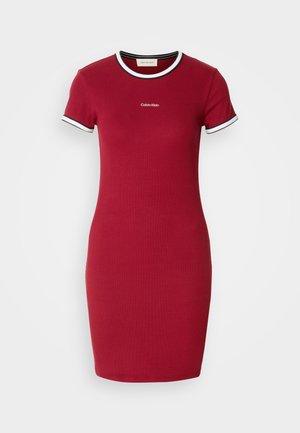 Sarkans kokvilnas t-krekla kleita ar īsām piedurknēm, balta un melna ribota apkakle un piedurkņu maliņas, ar centrālo logo virs apakšmalas.