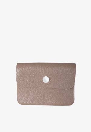 Portefeuille en cuir d'une couleur taupe clair avec une finition texturée. Doté d'un fermoir rabat arrondi et d'un bouton-pression circulaire en argent.