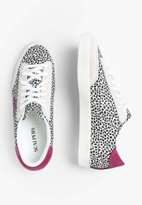 Sneakers z białą teksturowaną cholewką z czarnymi plamkami oraz fioletowym akcentem na pięcie, z białym sznurowanym zapięciem i gumową podeszwą.