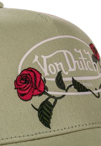 Casquette vert olive arborant le logo blanc "Von Dutch" et des roses rouges brodées avec des feuilles vertes sur le devant, en tissu texturé.