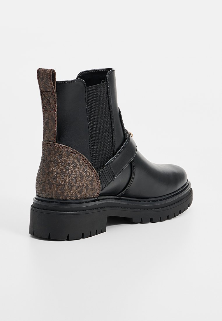 Czarne skórzane botki za kostkę z grubą podeszwą, brązowym panelem z monogramem na obcasie, elastycznym panelem bocznym oraz pętelką z tyłu.