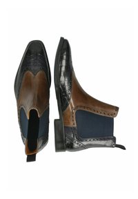 Bruna och svarta chelsea-stövlar med en krokodilpräglad design, elastiska sidopaneler och en slät läderfinish med dekorativa perforeringar.