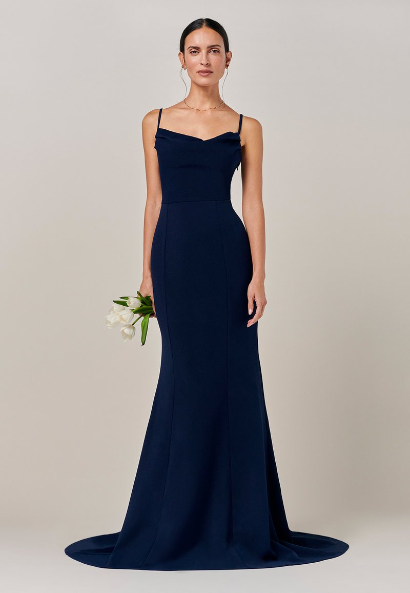 Dolg mornarsko modri večerni oblek v teksturirani tkanini, oprijet zgornji del z dekoltejem v obliki žlebu, tankimi naramnicami in razširjeno krilo, ki sega do tal.