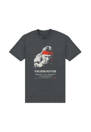 Grå bomulds T-shirt med et grafisk tryk af en mand med en rød pandebånd, tekst der siger "THE DEER HUNTER," og filmcredits nedenunder.
