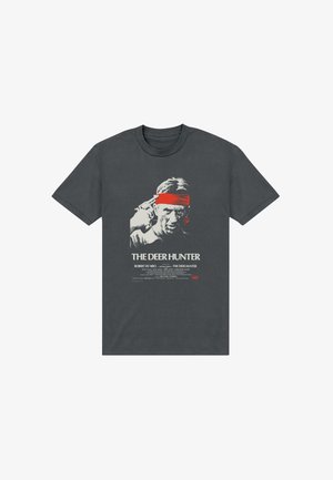Grå bomulds T-shirt med et grafisk tryk af en mand med en rød pandebånd, tekst der siger "THE DEER HUNTER," og filmcredits nedenunder.