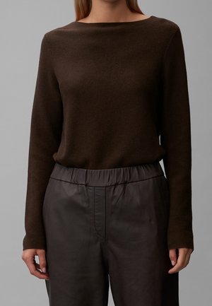 Pull en maille marron avec un col bateau et des manches longues, associé à un pantalon en cuir noir à taille élastique et texture lisse.