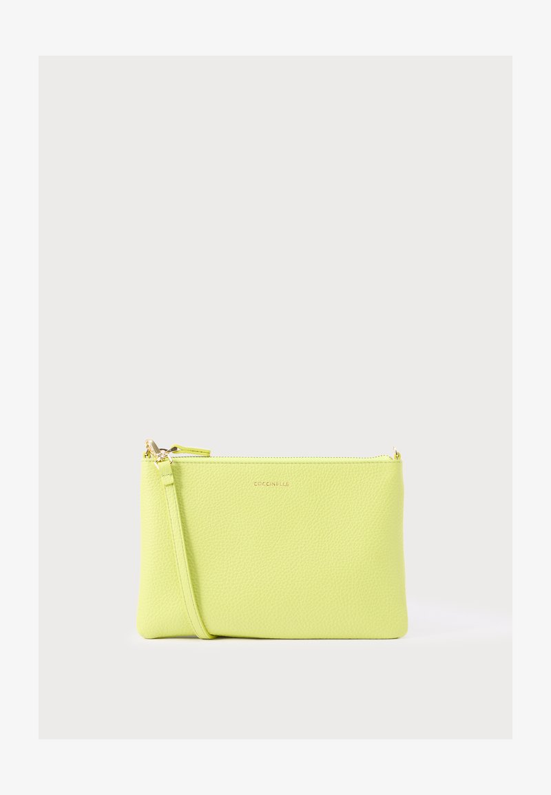 Svetložuta kožna torbica s teksturiranom površinom, s patentnim zatvaračem, odvojivim remenom i suptilnim brendiranjem sprijeda.