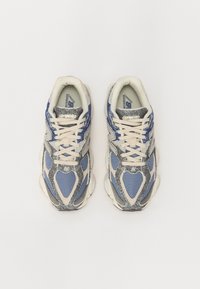 Blå och grå mesh- och mockasneakers med krämfärgade snören, med en texturerad yta, rund tå och märkt innersula.