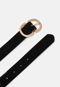 Cinto de camurça preta com design plano, ponta arredondada e fivela metálica dourada com formato de duplo G. Ajustável com vários furos.