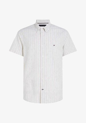 Chemise à manches courtes blanche à boutons, avec des rayures verticales bleues et rouges, col à revers, et petit logo sur la poitrine.