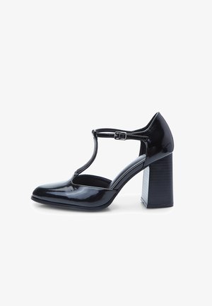 Must musta mustkapp, ümar varvas, T-rinnaga disain, reguleeritav pandla ja mahukas plokk-kand.