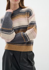 Gestreifter Strickpullover mit gerippter Textur, in Beige, Pink, Grau und Braun. Das Design umfasst einen runden Halsausschnitt und lange Ärmel.