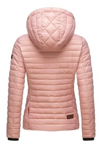 Veste matelassée rose pâle avec capuche, coutures horizontales, taille cintrée et poignets noirs vue de dos.