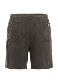 Pantaloncini di velluto a coste grigio scuro con fascia elastica in vita e due grandi tasche a toppa sul retro, una delle quali con una piccola etichetta bianca.