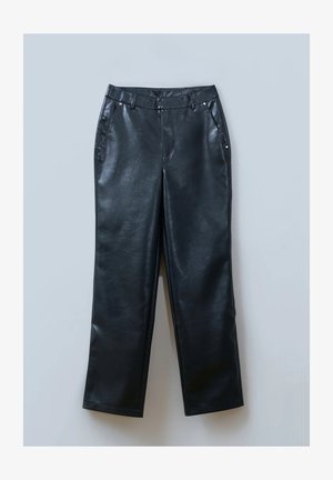 Pantaloni neri in ecopelle con taglio dritto, dotati di passanti per cintura, tasche frontali e dettagli in metallo argentato. Texture liscia.