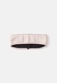 Faixa de cabelo da Nike em tecido rosa claro com um interior preto suave, apresentando um logótipo branco na frente e um design liso e elástico.