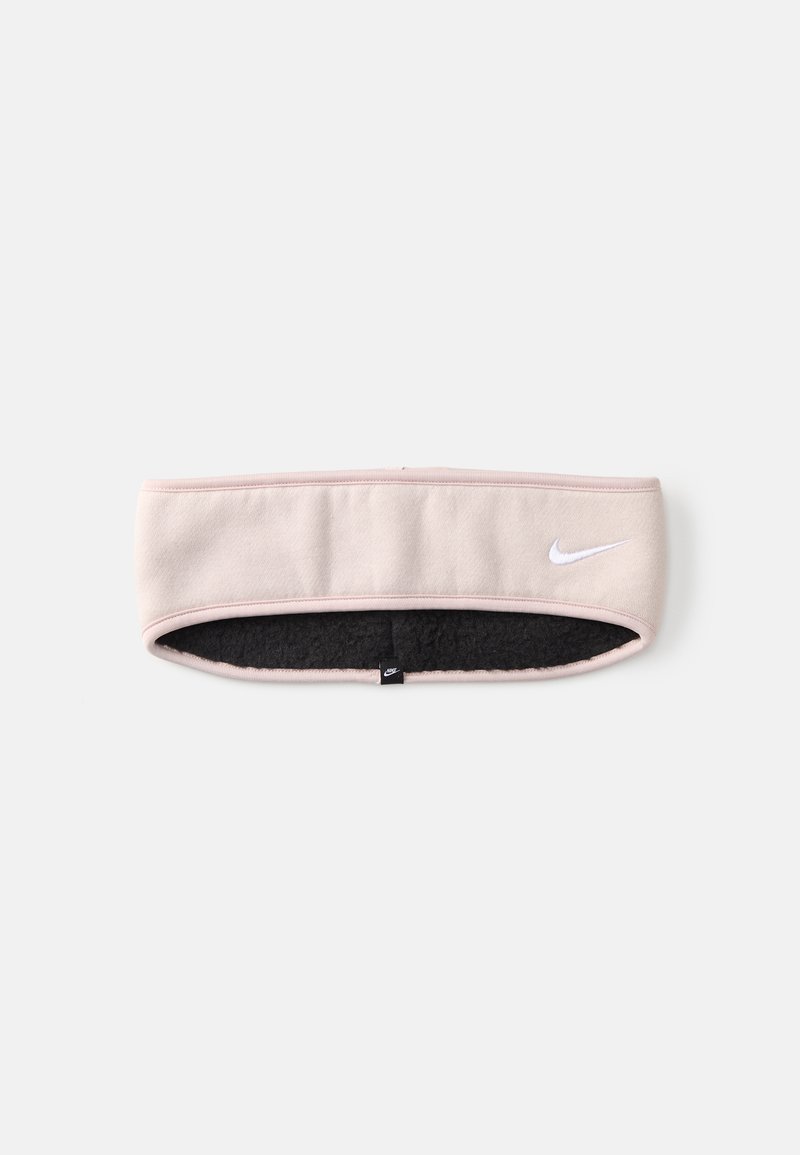 Faixa de cabelo da Nike em tecido rosa claro com um interior preto suave, apresentando um logótipo branco na frente e um design liso e elástico.