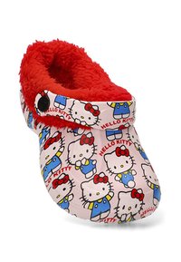 Zapatillas de Hello Kitty con un tejido rosa que presenta un patrón repetido de personajes de Hello Kitty con trajes azules y lazos rojos, con un forro de piel sintética roja.