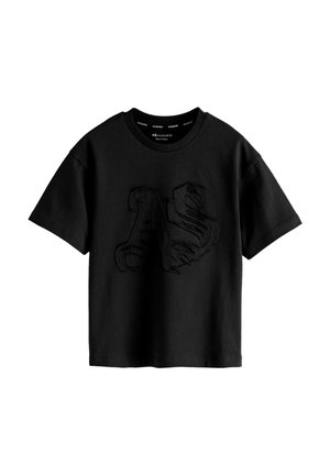 Czarny t-shirt z krótkim rękawem i okrągłym dekoltem, z dużymi, teksturowanymi literami "AS" wyhaftowanymi na środku z przodu.