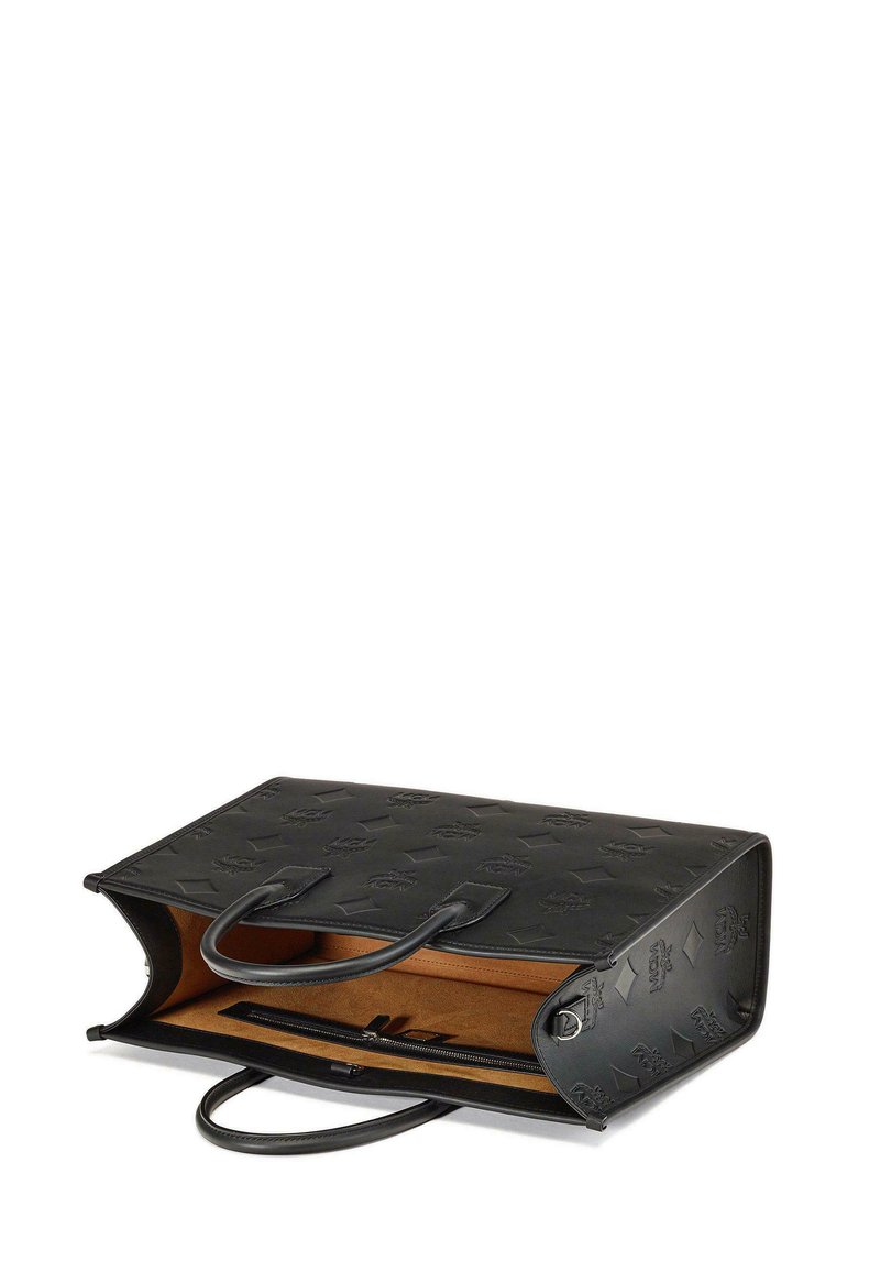 Schwarze Lederhandtasche mit geprägtem Logo-Muster, offenes Design, zwei Griffe und ein braunes Wildleder-Innenfutter mit einem Reißverschlussfach.