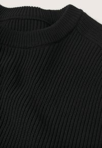 Pull en maille côtelée noir avec un col rond et un tissu texturé. Le motif est composé de lignes verticales sur l'ensemble du matériau.