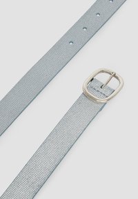 Lichtblauwe, textuurachtige riem met een rechthoekige zilveren metalen gesp en meerdere gaten voor aanpassing, met een gladde afwerking.