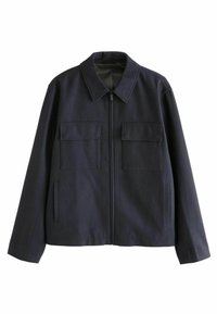 Giacca di lana blu navy con colletto, zip frontale e due tasche sul petto. Presenta una texture liscia e una silhouette dritta.