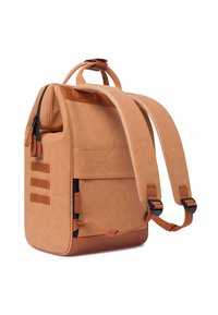 Zaino marrone chiaro con una texture liscia, dotato di spallacci regolabili, manico superiore, tasca laterale con zip e tre cinturini orizzontali decorativi.