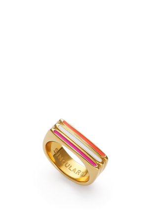 Anillo de oro con tres rayas paralelas de esmalte en naranja, blanco y rosa, grabado en el interior con la palabra "SINGULARU".