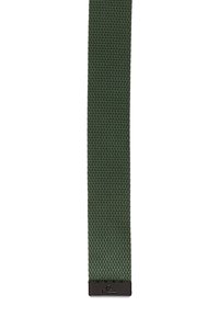 Cinturón tejido verde con una superficie texturizada, que cuenta con una hebilla de hardware negra y un acento con logo en el extremo.