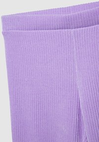 Tessuto ribbato viola con una morbida consistenza, che presenta sottili scanalature verticali e una finitura liscia e uniforme.