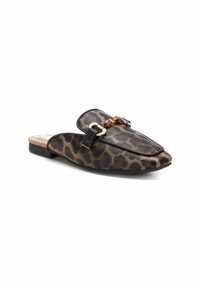 Mocasin de leopardo con borde negro y acento de cadena dorada; presenta una textura suave y una puntera redondeada con un tacón bajo.