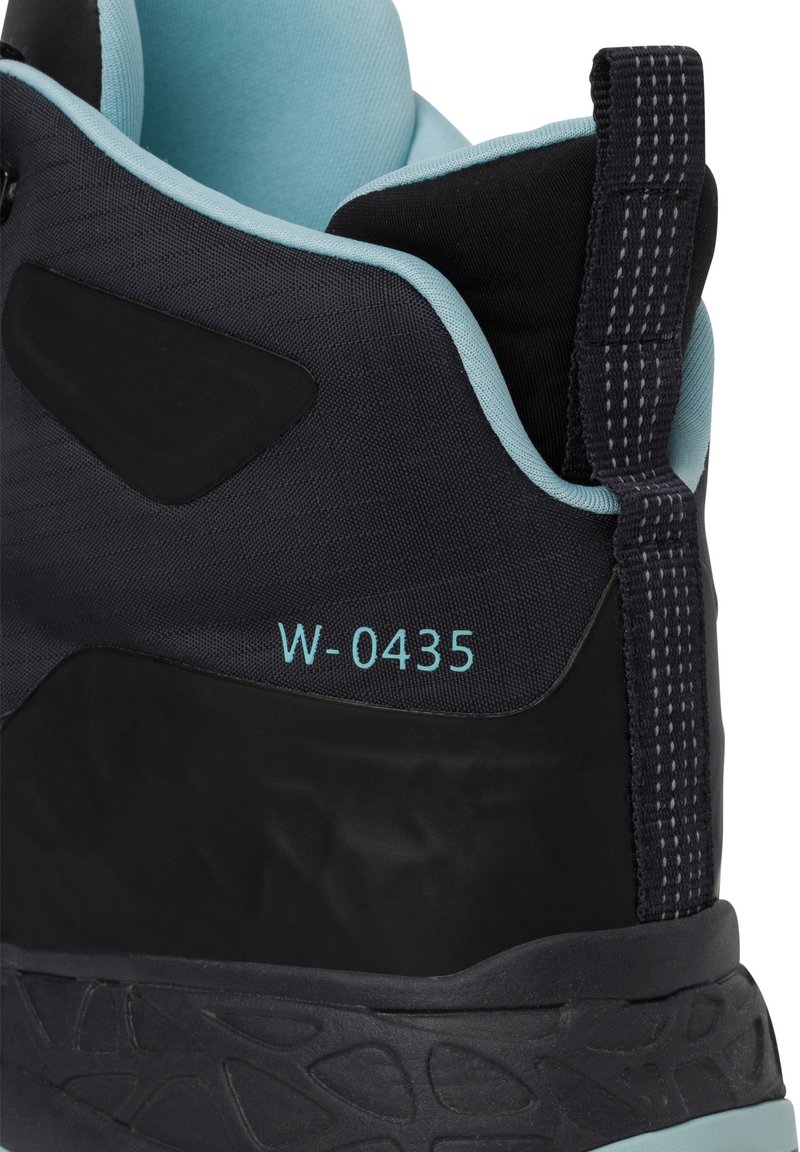 Czarno-aquamarynowe buty trekkingowe z teksturowaną cholewką, wzmocnionym piętą i podwyższoną czarną gumową podeszwą z geometrycznym wzorem. Numer modelu W-0435.