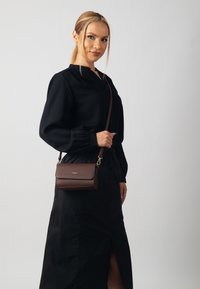 Carlheim SCARLETT - Taška s příčným popruhem - brown
