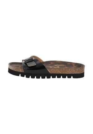 Einzelne schwarze Slide-Sandale mit Korkfußbett, Leopardenmuster Innensohle und breitem verstellbarem Riemen mit schwarzer Schnalle auf schwarzer Profilsohle.
