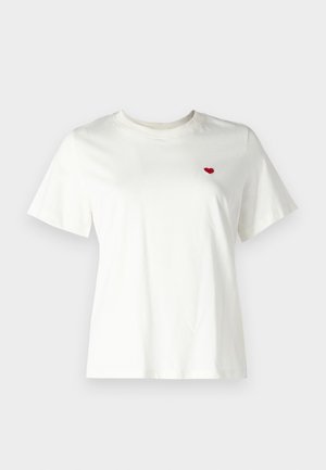 T-shirt en coton blanc avec des manches courtes et un col rond, comportant un petit cœur rouge brodé sur la partie gauche de la poitrine.