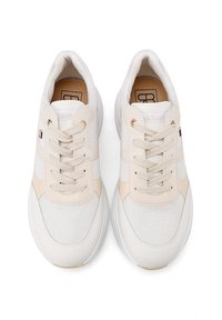 Sneaker bianche con tomaia in mesh testurizzato e dettagli in pelle crema. Presentano una punta arrotondata, lacci piatti e una linguetta imbottita.