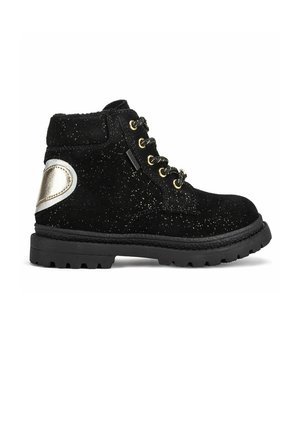 Stivaletto in camoscio nero con occhielli dorati, lacci neri, motivo glitter maculato e dettaglio metallico argento sul tallone, suola robusta.