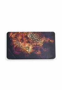 Revolution London ögonskuggspalett med en metallisk silverkant, har intrikata mandala-konstverk i guld, orange och lila nyanser.