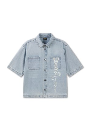 Lichtblauw denimoverhemd met korte mouwen, twee borstzakken, knoopsluiting aan de voorkant en verticale witte letters "Ed Hardy 1971" op de rechterzak.