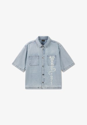 Lichtblauw denimoverhemd met korte mouwen, twee borstzakken, knoopsluiting aan de voorkant en verticale witte letters "Ed Hardy 1971" op de rechterzak.