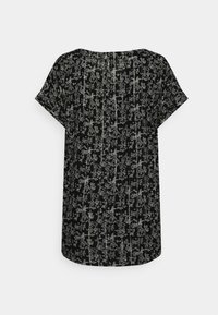 Top nero a maniche corte con motivo floreale e dettagli bianchi. Vestibilità ampia con scollatura rotonda e sottile cucitura verticale.