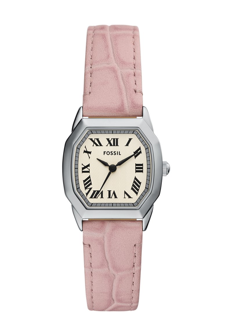 Silverfärgad oktagonal klocka med en krämfärgad urtavla, svarta romerska siffror och rosa läderrem med krokodilprägling. Har en texturerad bezel.