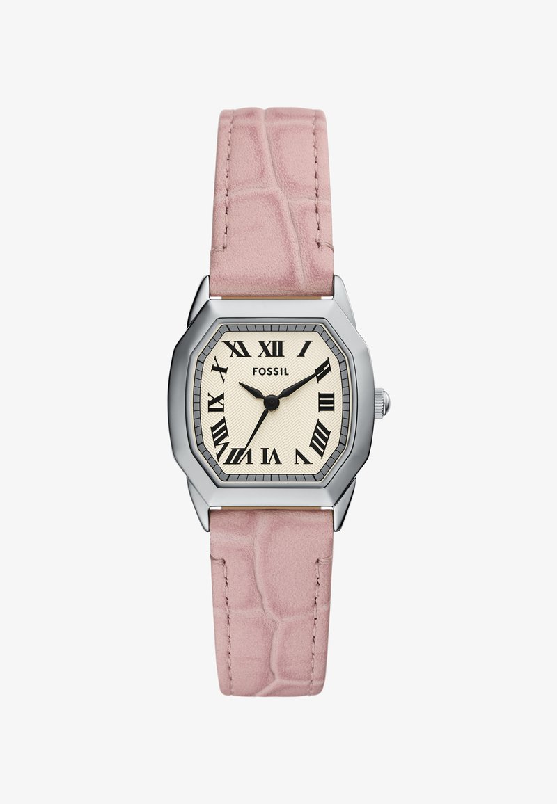 Silverfärgad oktagonal klocka med en krämfärgad urtavla, svarta romerska siffror och rosa läderrem med krokodilprägling. Har en texturerad bezel.
